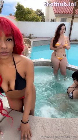 Jikatabi Lesbian play in the pool – Onlyfans